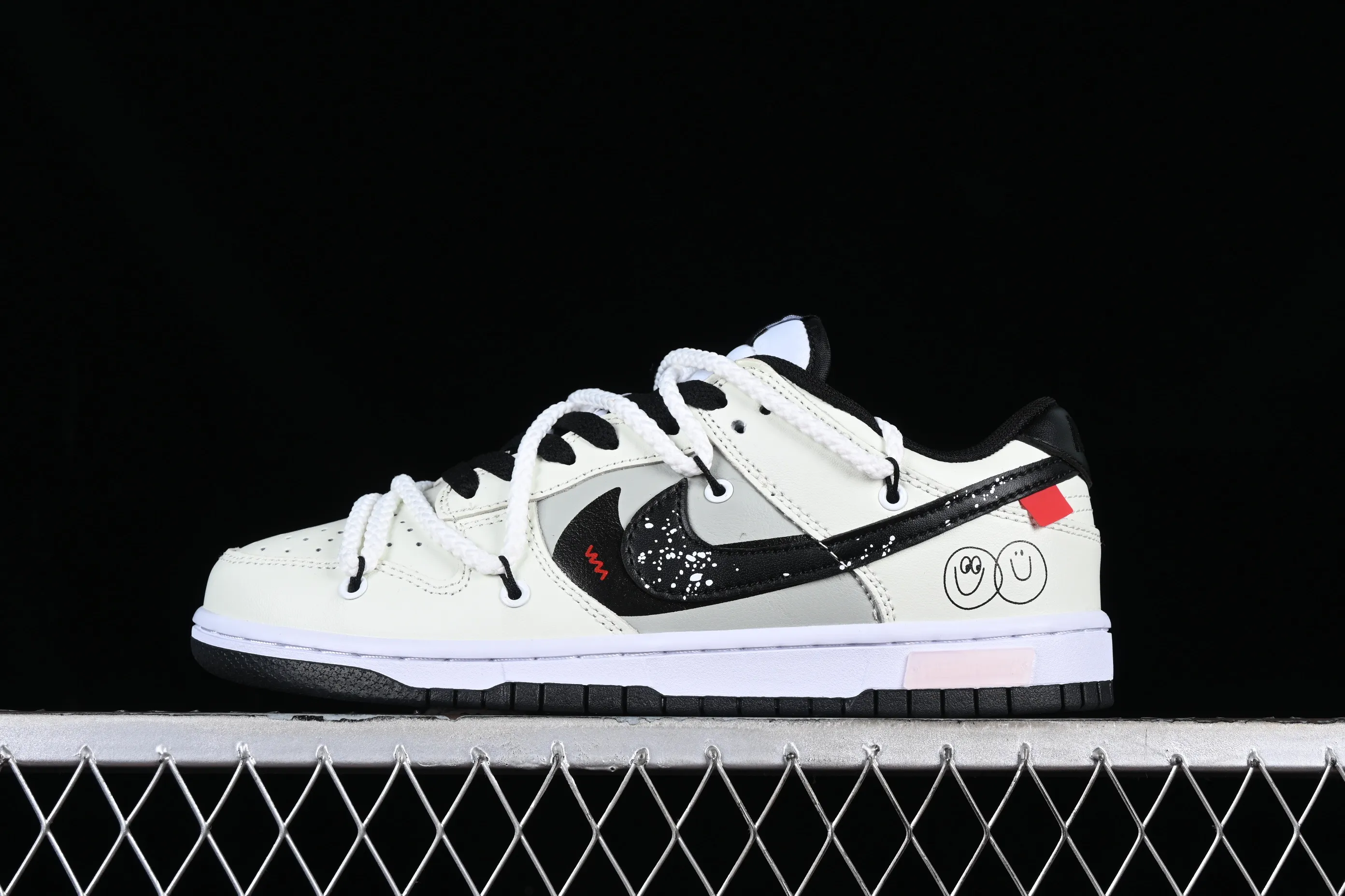 All categories Nk SB Dunk series Nk SB Dunk Low low-top sneakers Nk Dunk Low Panda Prank Love Smiley Face Panda Splash Ink SB strap low-top casual sneakers DD1391-100